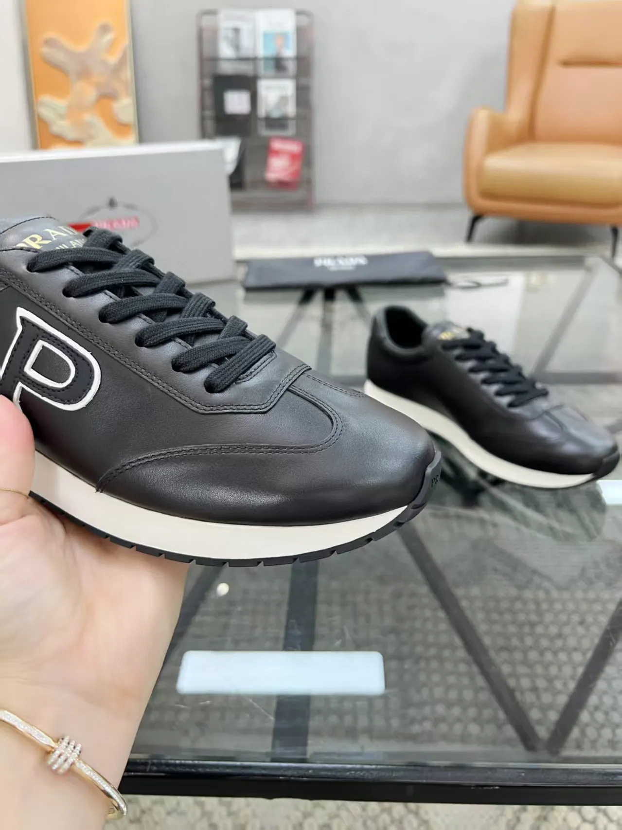 Factory price: 400💰Prada new men's leather sports shoes, the highest version on the market, any comparison is welcome🆚! The original leather has excellent texture and is super high-end! Fetal sheep net lining imported from Italy, removable pad! Luxurious materials and fine workmanship, highly recommended! Code number: 38-44, customized 45